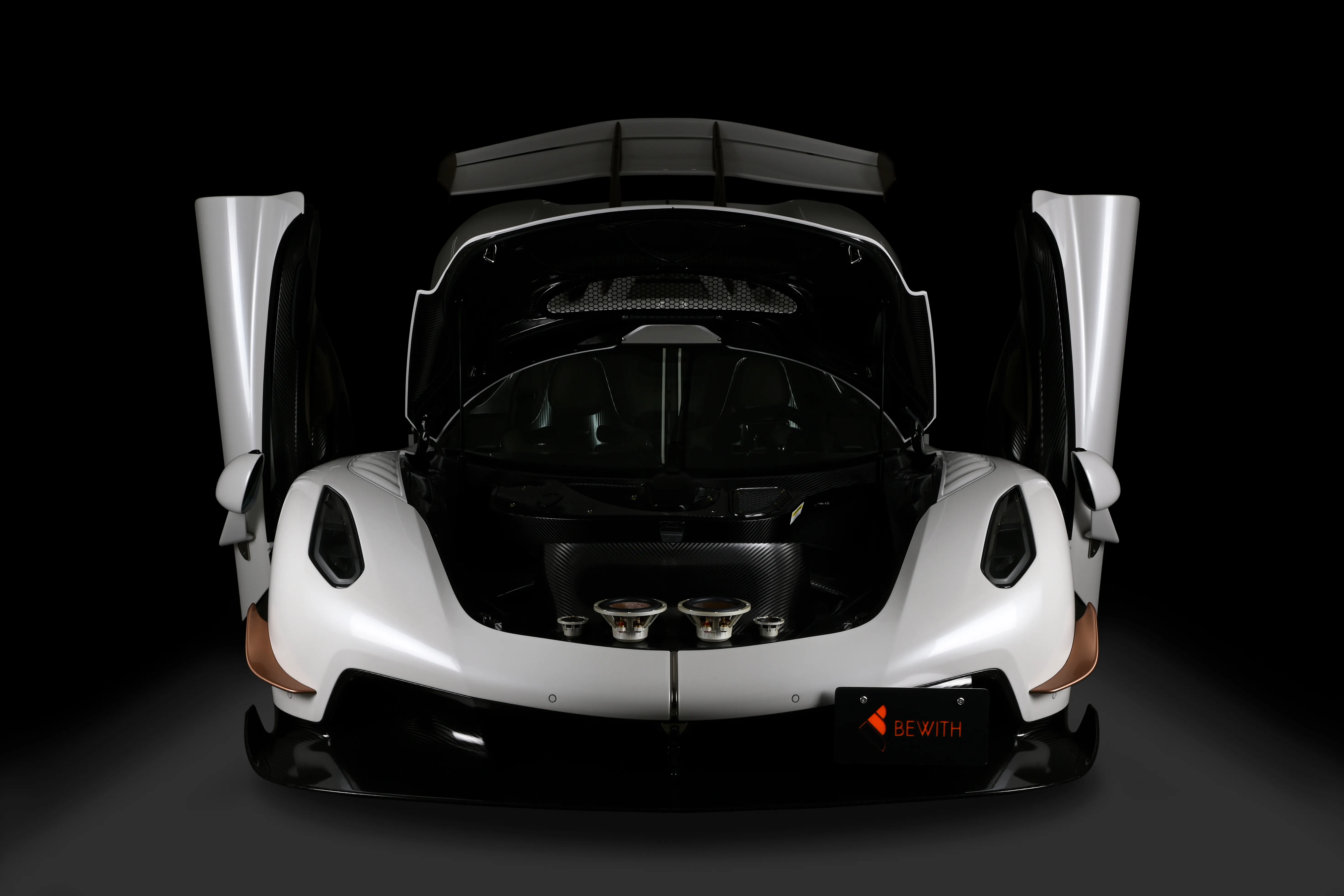 Koenigsegg Jesko 剪刀門開啟，可見 BEWITH 銘牌